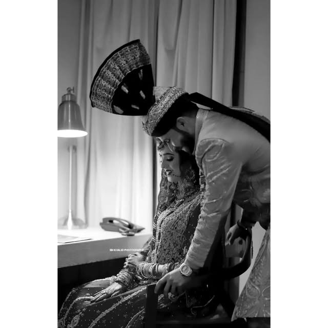 Wedding henna, rings and floral jewellery on the bride’s hands